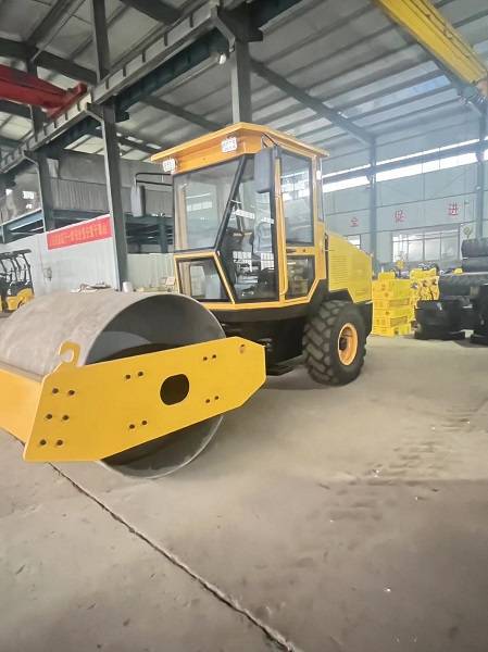 中型液压振动压路机供应