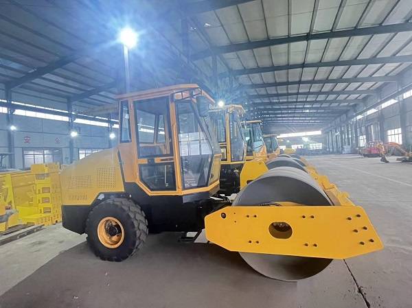 中型液压振动压路机厂家