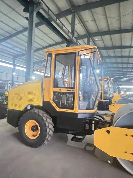 中型液压振动压路机供应厂家