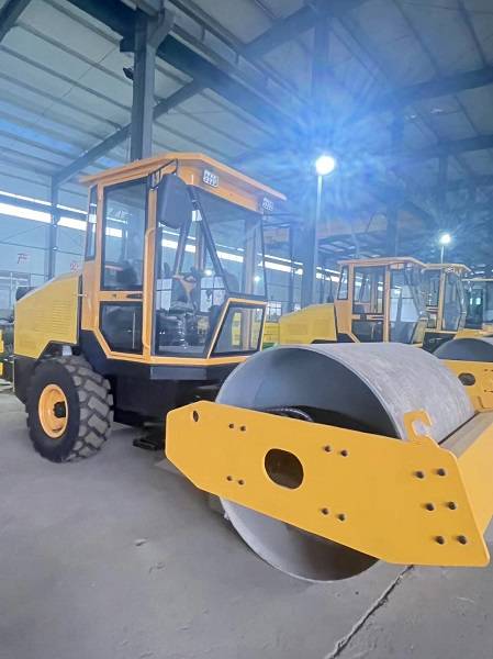 中型液压振动压路机加工厂家