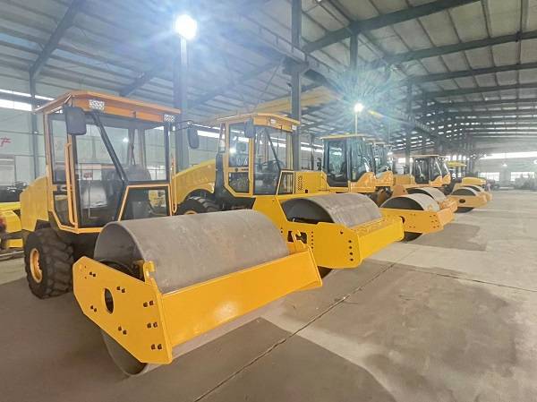 山东中型液压振动压路机厂家