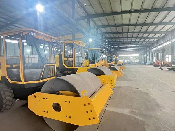 山东中型液压振动压路机供应