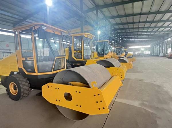 中型液压振动压路机厂家